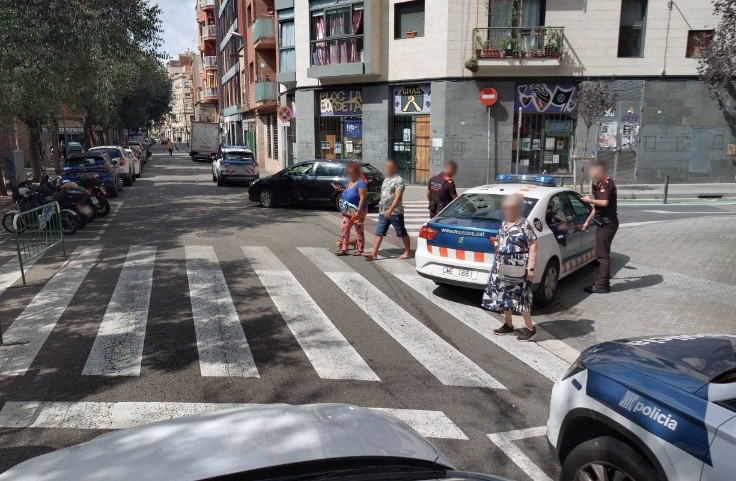 Imagen con personas y rostros difuminados en un contexto policial.