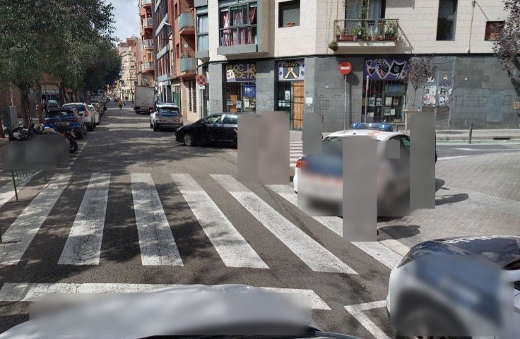Imagen anonimizada en la que se ocultan cuerpos, rasgos físicos, vestimenta y otros elementos de las personas.