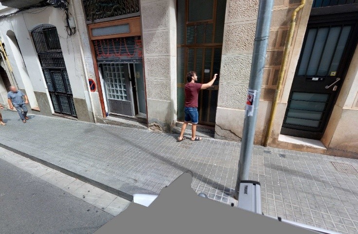 Imagen con una persona cuyo rostro aparece parcialmente pixelado en una ubicación concreta.