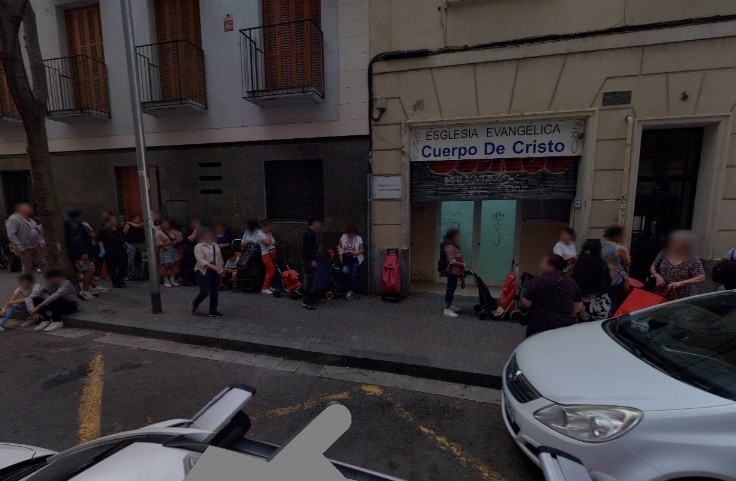 Imagen con personas y rostros difuminados ante un centro de culto.