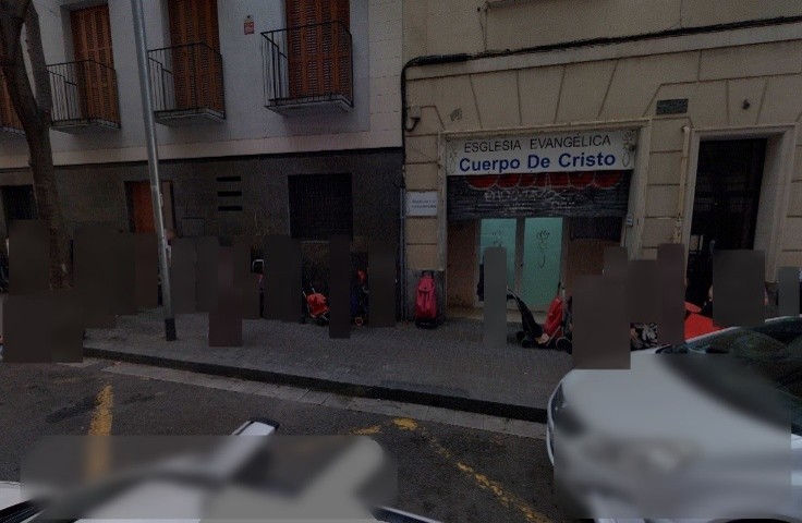 Imagen anonimizada en la que se ocultan cuerpos, rasgos físicos, vestimenta y otros elementos de las personas.