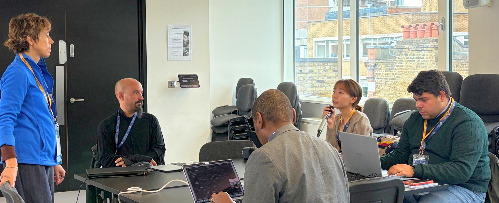 Participantes durante una sesión de trabajo del OGC London Builder Days Code Sprint